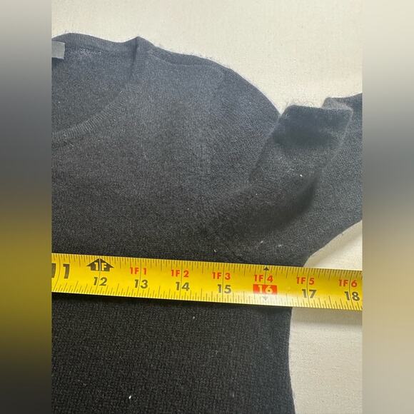 Saks Fifth Avenue 100% Cashmere Black Scoop Neck Asymmetrical Hem Sweater Small - Picture 4 of 6